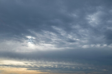 lever de soleil sur ciel gris
