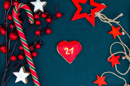 leckeres Pl&auml;tzchen mit einer Zahl (21) auf weihnachtlichen dunklen Hintergrund