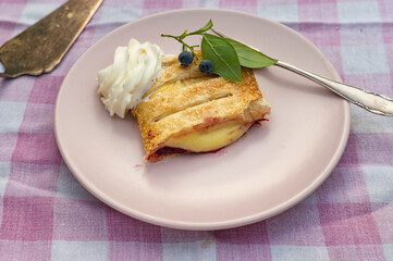 Vanille Pudding strudel mit Schlagsahne