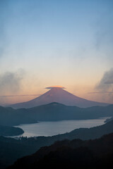 朝焼けの笠雲富士山（タテ）