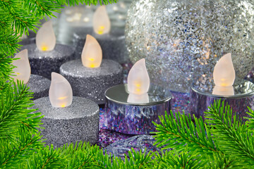 LED Kerzen Set mit Weihnachtsschmuck und Tannenzweigen