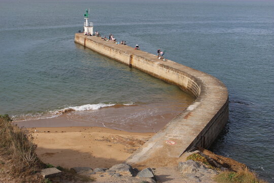 Mesquer : vue panoramique sur la jet&eacute;e et le phare de Merquel.