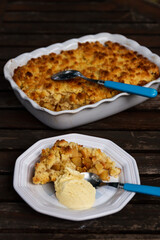 Crumble aux pommes avec une boule de glace vanille