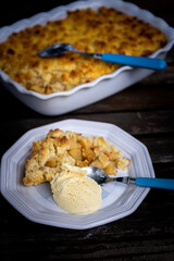 Crumble aux pommes avec une boule de glace vanille