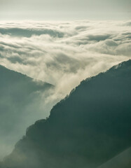 La vallée de l'Albarine dans les nuages depuis Évosges, Ain, France