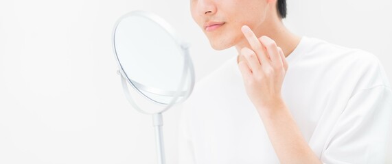 Naklejka premium 鏡を見る若い爽やかな日本人男性