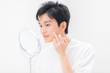 鏡を見る若い爽やかな日本人男性