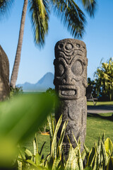 Totem standing in front of the Moorea island