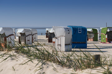 Fototapeta na wymiar Blick auf die Strandkörbe am Nordsee Strand in Norddeich