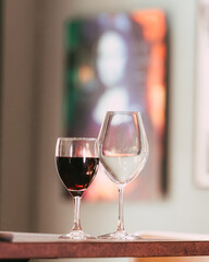 verre de vin devant tableau d'art