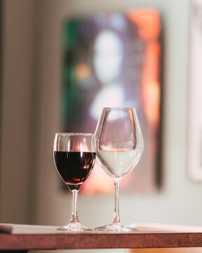 verre de vin devant tableau d'art