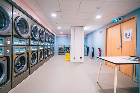 Salle des machines &agrave; laver dans une r&eacute;sidence &agrave; paris