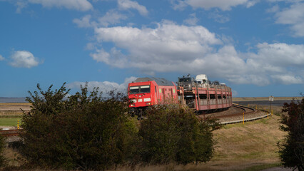 Obraz premium Autoreisezug auf dem Hindenburgdamm bei Morsum