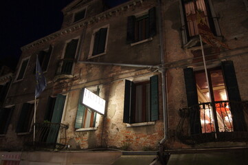 Fototapeta na wymiar Fassade in Venedig bei Nacht