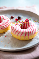 Close-up Aufnahme von zwei Frosted Donuts in Weiss-Pink