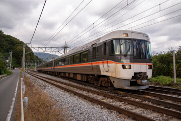 急勾配をを登ってくる特急しなの