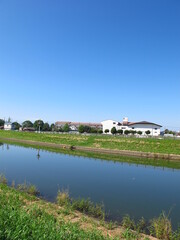 Obraz premium 秋の坂川放水路と小学校風景