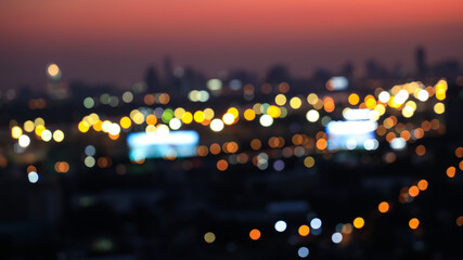 Wazig van bokeh luchtfoto van de stad vanaf het dak van het gezichtspunt in de nacht