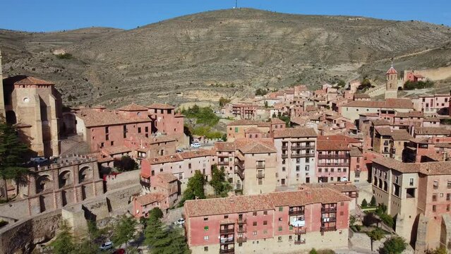 Views of Albarracin with its walls and its cathedral.