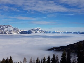 Wintertal im Nebel