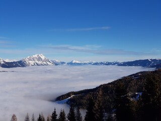 Fototapeta na wymiar Wintertal in den Wolken