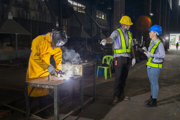 Engineers in a steel mill with a welder to grind steel to assemble Consult the size of the steel...