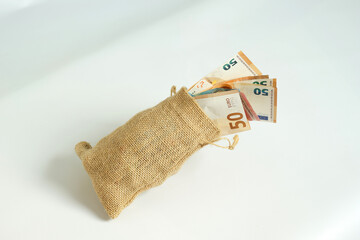 Banconote in euro nel sacchetto di iuta