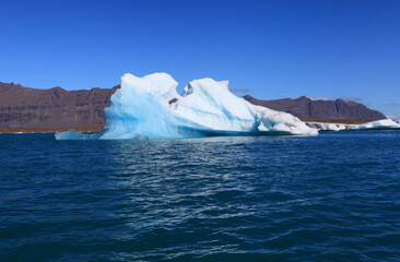 Fototapeta na wymiar jokulsarlon - the ice lagoon in diamond beach, vatnajokull national park, iceland, 
