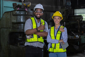 Engineers in a steel mill with a welder to grind steel to assemble Consult the size of the steel workpiece. Bring the workpiece to assemble the locomotive.
