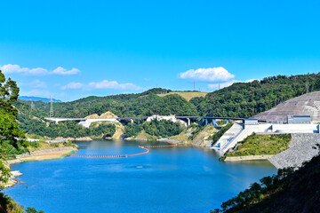 Fototapeta na wymiar 青空背景の安威川ダム