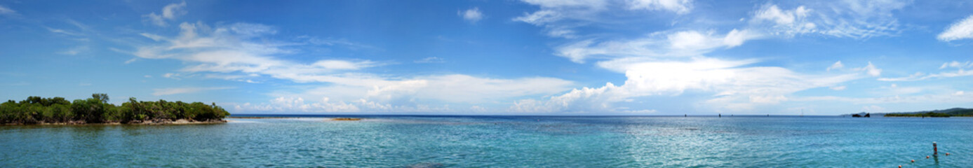Fototapeta na wymiar Roatan Island Mahogany Bay Tourist Beach Panorama