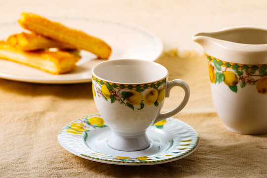 Te en jarro de ceramica con taza y pastas
