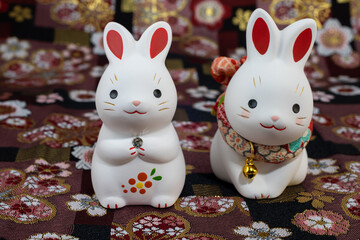 年賀状素材　ウサギの置物と和柄の敷物