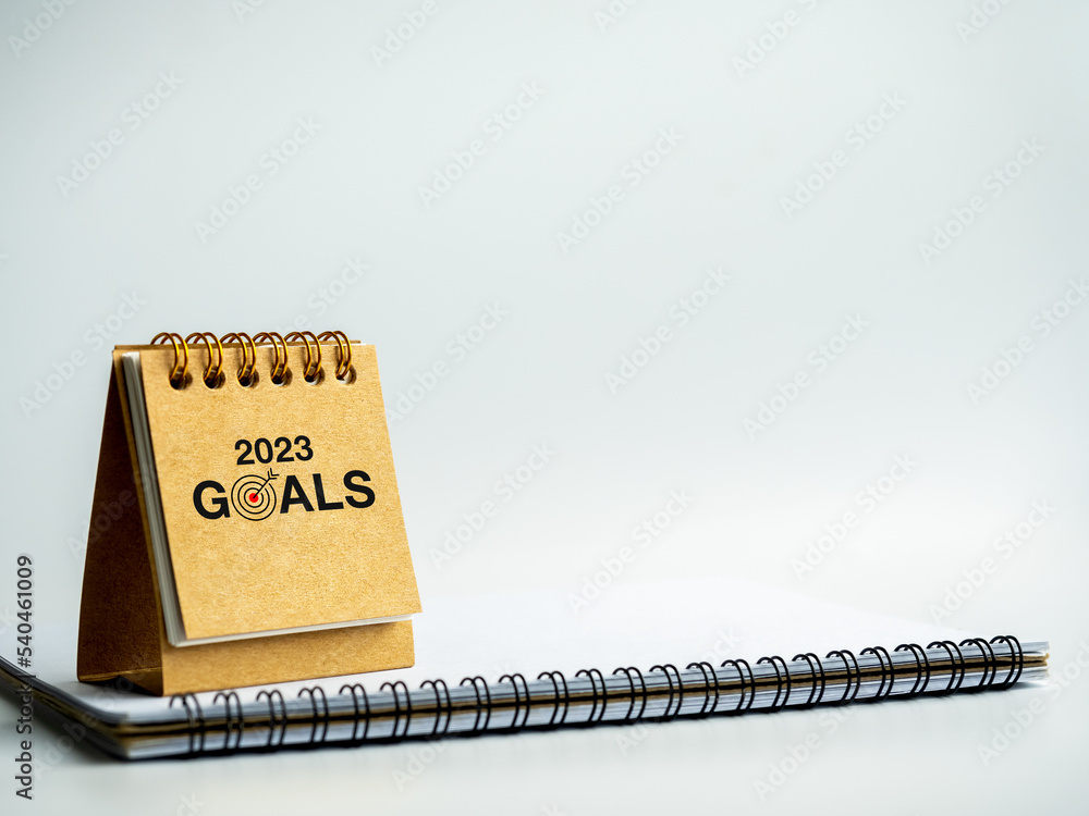 Aufkleber happy new year 2023 background. 2023 numbers year and goals, text with target icon on small beige de
