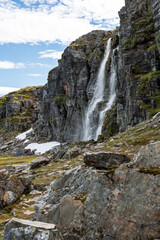 Fototapeta na wymiar Górski wodospad śnieg