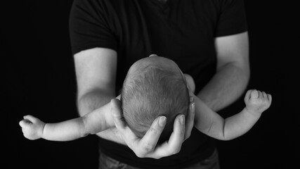 Bébé dans les mains de son papa - Photo en noir & blanc