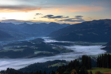 Blick vom Astbergsee ins Lenkental Richtung Kitzbühel, Tirol am frühen Morgen