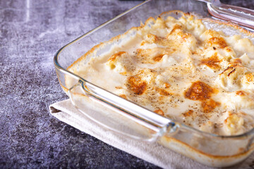 Baked cauliflower with bechamel, a light and tasty vegan appetizer idea