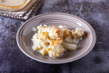 Baked cauliflower with bechamel, a light and tasty vegan appetizer idea