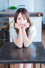 可愛らしいポーズをする日本の若い女性