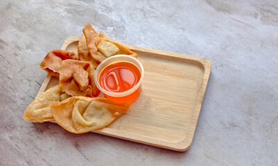 Wan Tun frito con salsa. Comida china