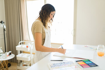 Obraz na płótnie Canvas Inspired female artist enjoying her painting hobby