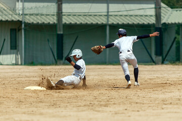 盗塁をする野球選手