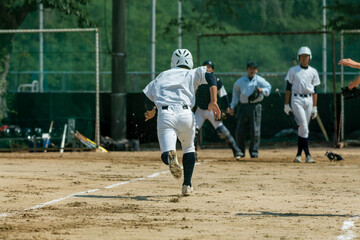 ホームに突っ込む三塁ランナー