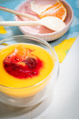 Vanillepudding mit Himbeersauce