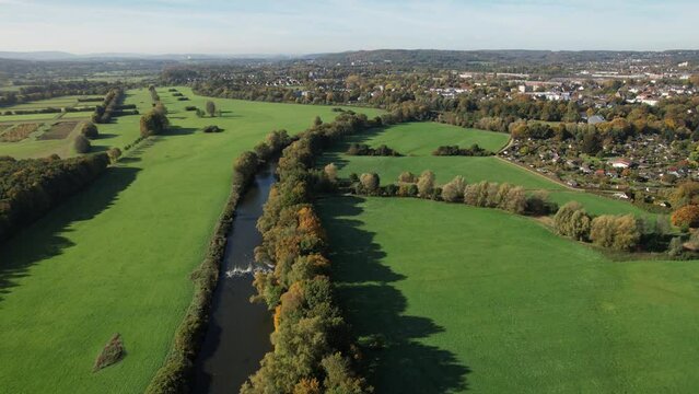 Ruhr bei Schwerte - Drohnenflug flussabw&auml;rts Richtung Kanuverein und Slalomstrecke