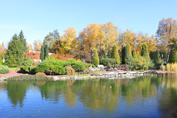 Fototapeta na wymiar Autumn park in Mezhyhirya (former ex-president residence of President Yanukovych) in Kyiv region, Ukraine 