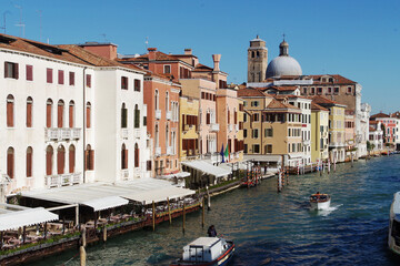 Fototapeta na wymiar Le grand Canal à Venise avec les monuments et immeubles