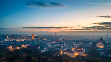 Miasto Kraków o poranku we mgle