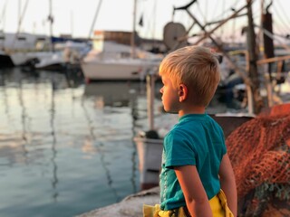 Fototapeta premium Child on at boats in the bay